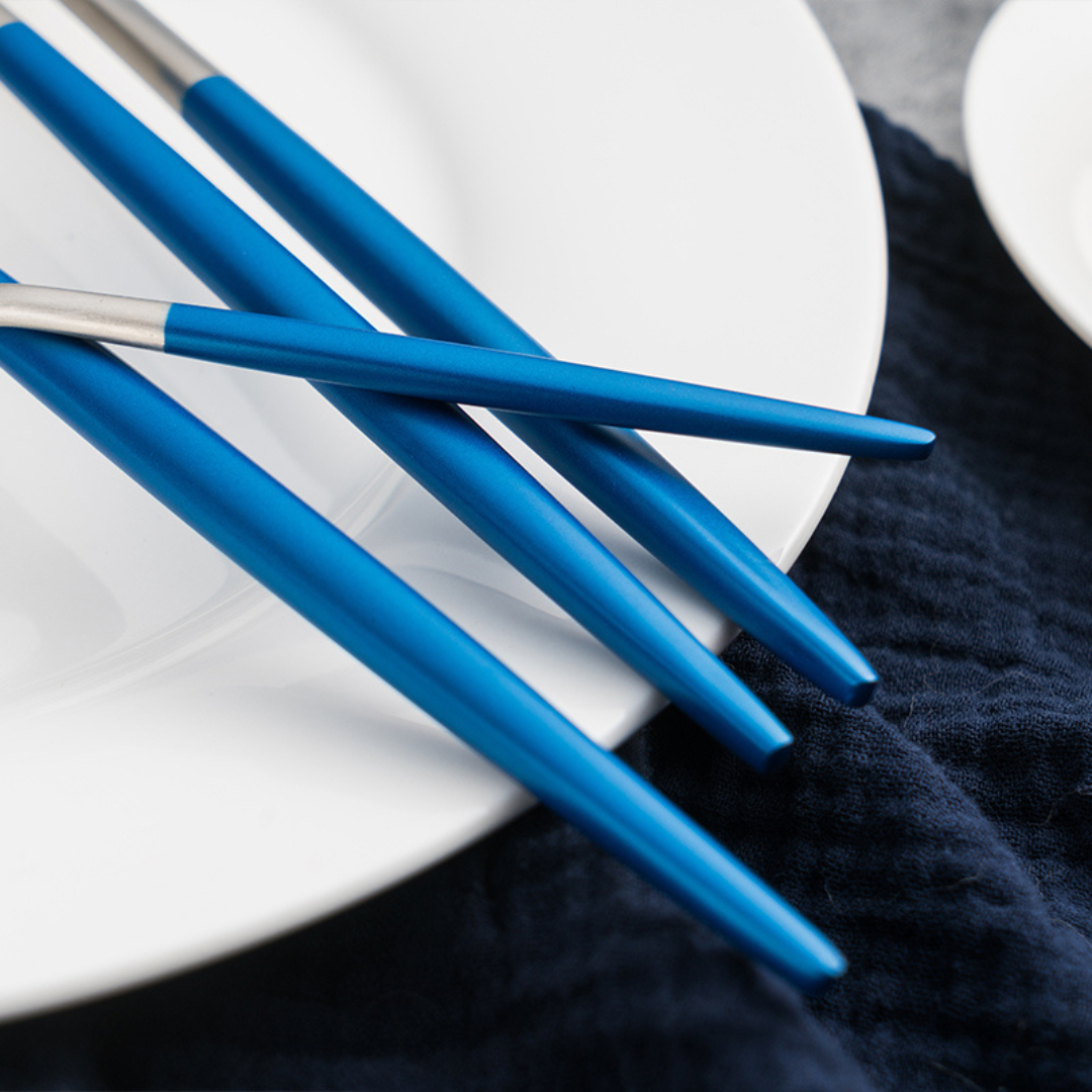 Curve Besteckset in Blau-Gold – 24-teilig aus Edelstahl, für Familienessen & festliche Einladungen