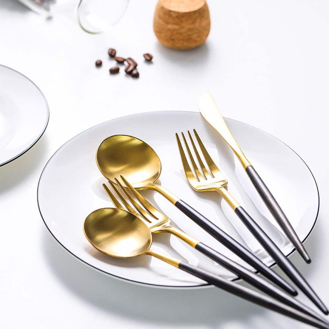 Curve Besteckset in Schwarz-Gold – 24-teilig aus Edelstahl, für stilvolle Dinner & täglichen Gebrauch