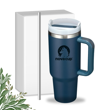 Dunkelblauer NOVACUP mit Verpackung – isolierter Becher für unterwegs mit Henkel & Strohhalm