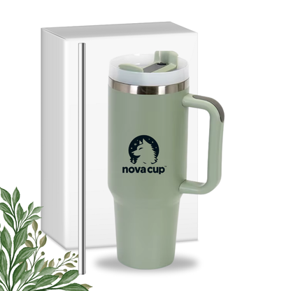 Grüner NOVACUP mit Edelstahl-Strohhalm und Verpackung – minimalistisches Produktbild mit Naturakzent