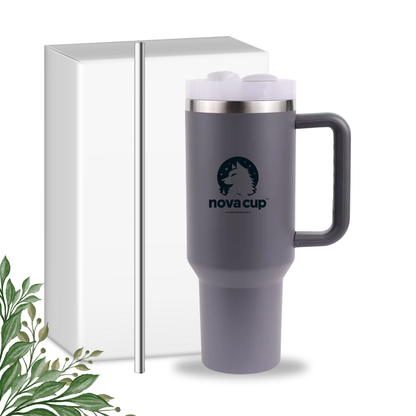 Grauer NOVACUP mit Verpackung – modernes Design mit stabilem Henkel, inklusive Edelstahl-Strohhalm