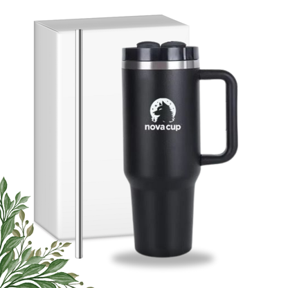 Schwarzer NOVACUP mit Verpackung – klassischer Edelstahl-Thermobecher mit Logo und Strohhalm